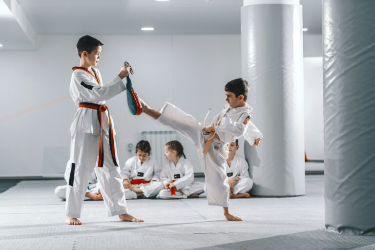 Trening taekwondo w klubie sportowym – NNW dla dziecka trenującego a sporty walki