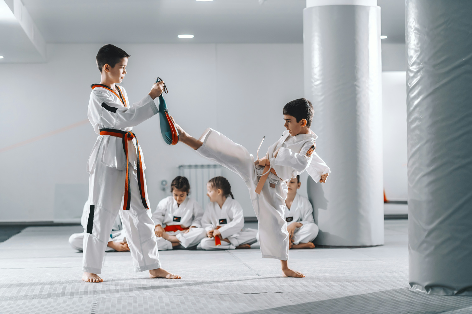 Trening taekwondo w klubie sportowym – NNW dla dziecka trenującego a sporty walki